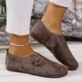 Mocasines informales de mujer en color marrón desgastado con botones decorativos y suela plana - 36 / Marrón