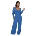 Ganzkörperansicht eines blau gerippten zweiteiligen Jumpsuit-Outfits, getragen von einem Modell - Königsblau