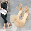 Eleganti sandali con tacco largo, pelliccia sintetica e cinturino alla caviglia beige - Beige con Pelliccia Sintetica