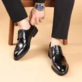 Elegantes zapatos de vestir para hombre en cuero negro con detalles brogue y hebilla - 38 / Negro