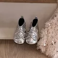Détail de bottines argentées pour bébé avec double nœud décoratif et fermeture éclair - Taille 30 (Longueur Intérieure 19cm) / Argent