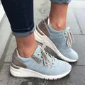 Γυναικεία sneakers με πλατφόρμα σε γαλάζιο χρώμα, μεταλλικές λεπτομέρειες και κορδόνια - Μπλε