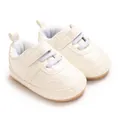 Dettaglio di scarpe primi passi per neonati bianco crema con suola morbida e velcro - Bianco