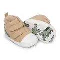Detalle de zapatos para bebé con suelas blandas y lindo estampado de cocodrilo. - Albaricoque