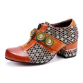 Detailansicht der Vintage-Leder-Patchwork-Blockabsatzschuhe mit floralen Schnallenakzenten - 36 / Orange