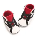 Detail van hoge baby sneakers gemaakt van rood en wit PU met een zachte zool - Wit Rood