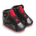 Detailweergave van zwart-rode hoge baby sneakers met zachte PU-zool voor 0-1 jaar oud - Zwart Rood