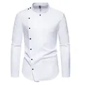 Vue détaillée d'une chemise décontractée blanche avec patte de boutonnage inclinée. - S / Hauts / Blanc