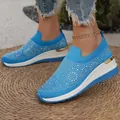 Detailansicht blauer Slipper mit glitzernden Strasssteinen und Keilabsatz für Damen - Blau