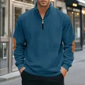 Détail d'un sweat-shirt en velours côtelé bleu avec demi-zip et écussons aux coudes. - Bleu Denim