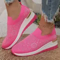 Detailaufnahme der pinken Keil-Sneaker mit Strasssteinen und goldenem Fersenakzent - Fuchsia