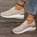 Detailansicht der beigen Keil-Sneaker zum Hineinschlüpfen mit schimmerndem Strassbesatz. - Khaki
