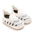 Detailansicht des atmungsaktiven Mesh-Strickobermaterials und Slip-On-Designs der Babyschuhe - Weiß