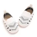 Detailansicht der atmungsaktiven weißen Mesh-Babylauflernschuhe mit weichen Sohlen - Weiß