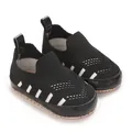 Detail der atmungsaktiven schwarzen Baby-Lauflernschuhe mit weichen, rutschfesten Sohlen. - Schwarz