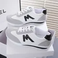 Lässige flache Damen-Sneaker in Weiß und Grau mit seitlichem M-Logo-Detail für Damen - Schwarz