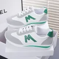 Lässige Low-Top Damen-Sneaker in Weiß und Grün mit M-Logo-Detail - Grün