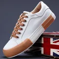 Weiße Herren-Stoffschuhe im Low-Top-Design mit braunen Schnürsenkeln und Gummielementen. - 38 / Cremeweiß (24831)