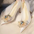 Vue détaillée d'élégants escarpins de mariage blancs pointus avec cristal coeur - 34 / Style Cristal (A112) / Blanc