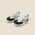 Zapatillas clásicas de marcha para niños pequeños en blanco y negro con cierres de velcro - Estilo Deportivo de Moda en Blanco y Negro (62MBX602) / Longitud Interior 12.0cm / Negro