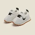Zapatillas de malla transpirable para niños pequeños blanco con detalles negros y suela - Zapatos para Primeros Pasos Negro (5MBX1687) / Longitud Interior 11.5cm / Negro
