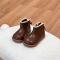 Détail de bottines marron pour fillettes avec bordure en dentelle et nœud. - 22 / Brun (Doublé de Polaire)