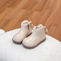 Gros plan de bottines en cuir beige pour fille avec dentelle et fermeture éclair. - 22 / Beige (Doublé Polaire)