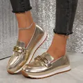 Detailansicht goldener Slipper mit Schlangenmuster und eleganter Metallkettenschnalle - Gold