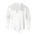 Détail d'une chemise pour homme en satin blanc avec un design asymétrique - Blanc