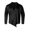 Détail d'une chemise en soie noire pour homme avec un ourlet asymétrique unique - Noir