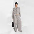 Tuta oversize da donna grigia con cappuccio e dettagli di cuciture a taglio vivo moda - Taglia S / Sopra E Sotto / Grigio