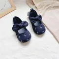 Detailansicht der dunkelblauen Baby-Mädchen-Leinenschuhe mit Schleife und Stickerei - Größe 14.0 (Ca. 14cm Innenlänge) / Marineblau (Schleifenstil)