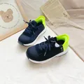 Detailansicht der dunkelblau-neongrünen atmungsaktiven Kindersneaker für den Sport - 19.0 / Schwarz