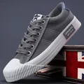 Modische graue Herren-Freizeitschuhe aus Canvas mit strukturierter weißer Gummisohle. - 38 / Dunkelgrau