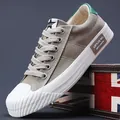 Modische graue Canvas-Sneaker mit weißen Gummikappen und Sohlen für legere Herrenmode - 38 / Khaki