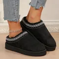Primer plano de elegantes pantuflas negras con plataforma y exquisitos detalles de bordado blanco - 36 / Negro