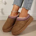 Primer plano de botas de nieve de ante marrón con plataforma y forro suave - 36 / Camel