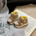 Detailansicht brauner Kinder-Wintersneaker mit warmem gelbem Plüschfutter und Klett - 18 / Khaki