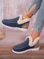 Vue latérale détaillée des bottes de neige en feutre bleu pour femmes avec doublure en fourrure - Bleu marine