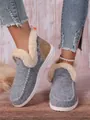 Gros plan de bottes de neige pour femmes en feutre gris avec doublure en fourrure chaude - Gris