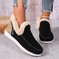 Gros plan de bottes de neige en daim noir pour femmes avec doublure en fausse fourrure blanche - Noir