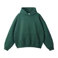 Vue détaillée de face d'un sweat à capuche vert foncé uni avec poche kangourou sans cordon. - Vert foncé