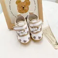 Niedliche weiße Canvas-Babyschuhe mit Braunbären-Print und praktischem Klettverschluss - Größe 13.0 / Beige