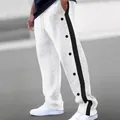 Vue détaillée du pantalon jacquard blanc pour hommes avec rayures latérales et boutons noirs. - S / Bas / Blanc