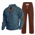 Vue détaillée de la chemise Henley en velours bleu pour homme et du pantalon marron. - S / Haut Et Bas / Bleu denim avec rouge brique