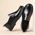 Casual herenschoenen van zwart glanzend leer met zachte antislip rubberen zolen - Zwart
