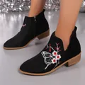 Detail der schwarzen Wildleder-Stiefeletten mit aufwendiger Schmetterlingsbestickung. - Schwarz