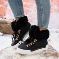Primer plano de botas de nieve negras con piel sintética y suelas de plataforma blancas - Negro