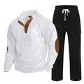 Detailansicht des weißen Cord-Henley-Shirts und der schwarzen Cargohose für Herren. - S / Oberteil Und Unterteil / Weiß/Schwarz