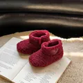 Bottes en peluche rouge pour enfants avec détail cœur sur un livre ouvert - Rouge